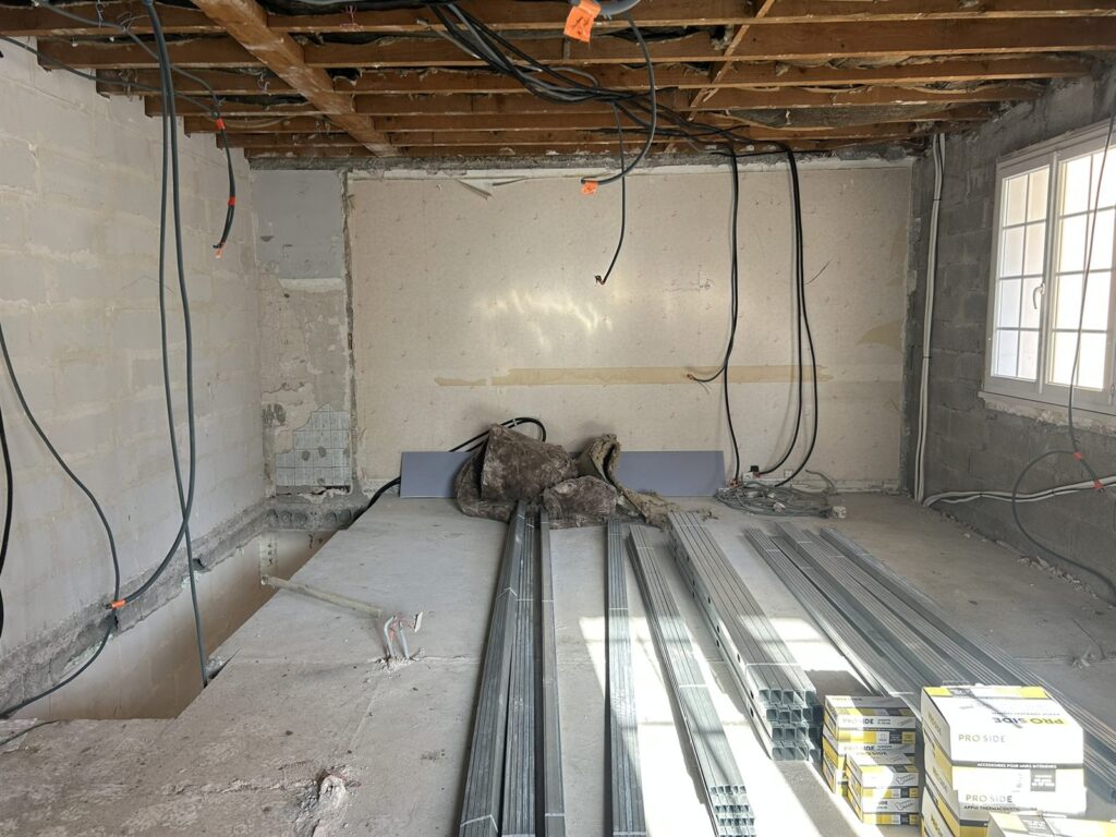Cuisine fermée avant rénovation dans un appartement à Caluire-et-Cuire
