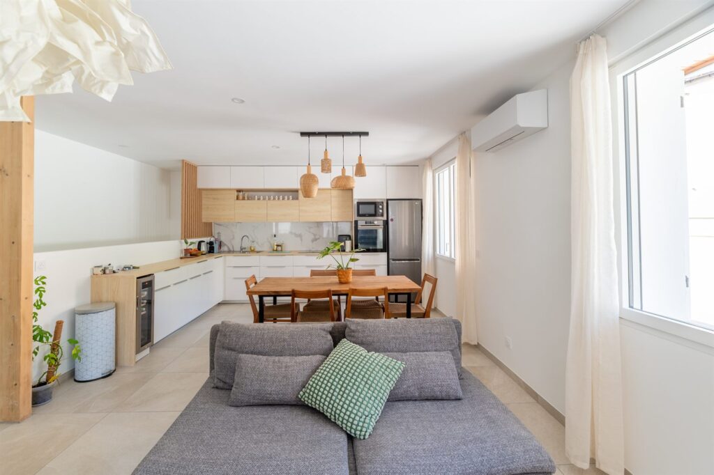 Cuisine ouverte sur le séjour après rénovation complète d'un appartement à Caluire-et-Cuire